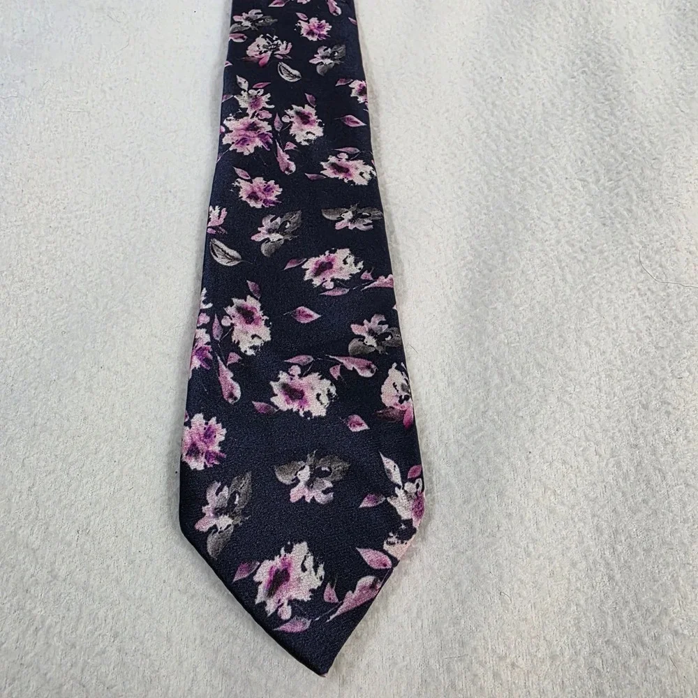 Express necktie features